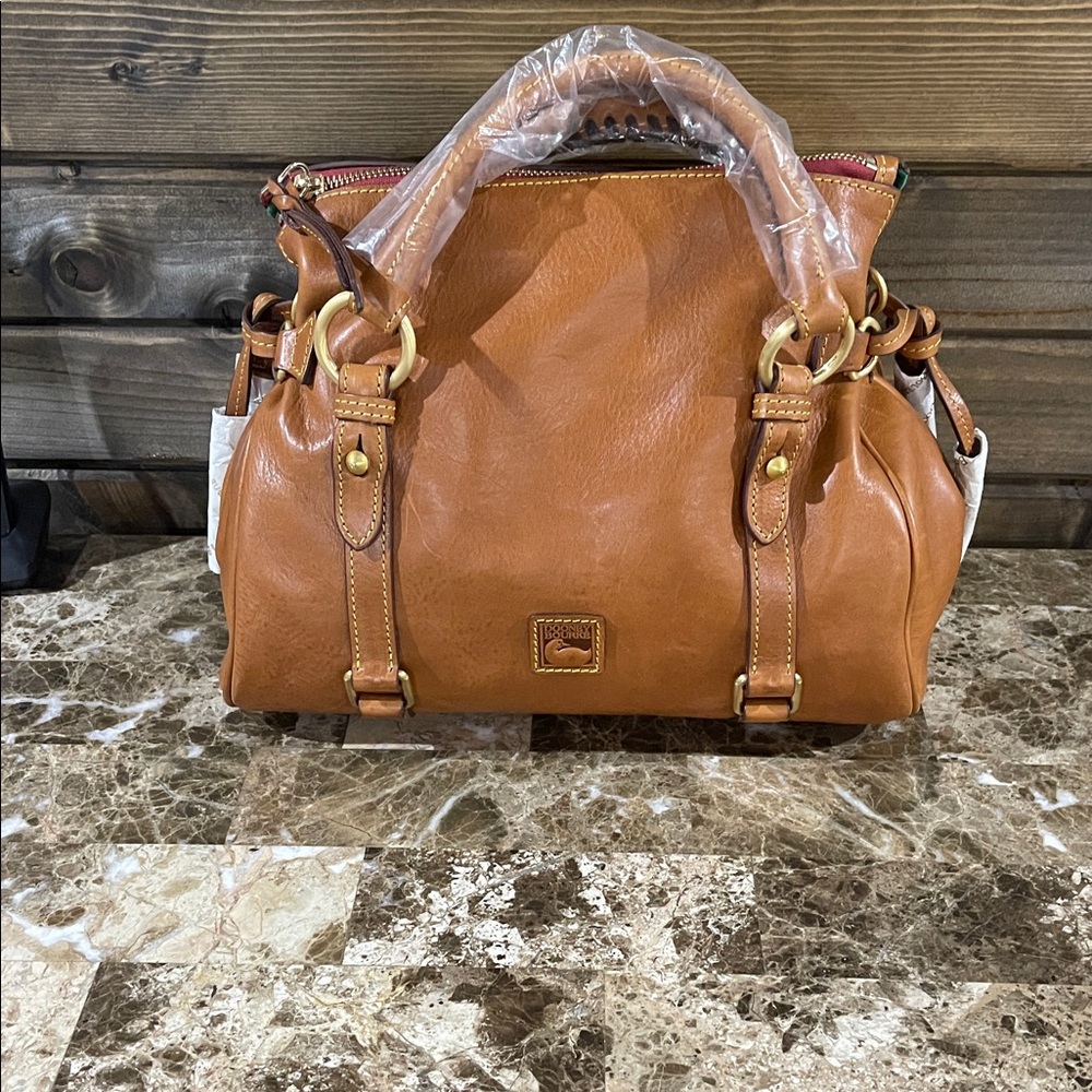 Elegant Tan Leather Handbag w/shoulder strap